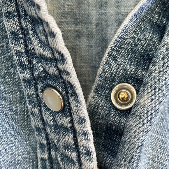 Gap Womens Large Denim Pearl Snap Shirt Long Sleeves Chest Pockets Western Rodeo - Picture 4 of 11